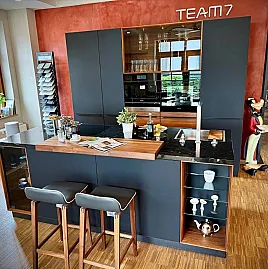 Blackline - Massivholz Nussbaum mit Schwarz Mattglas