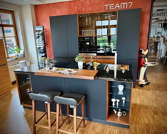 Blackline - Massivholz Nussbaum mit Schwarz Mattglas - Blackline