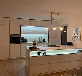Schreinerküche in Weiß Hochglanz und Garderobenschrank nach Maß mit Spiegel