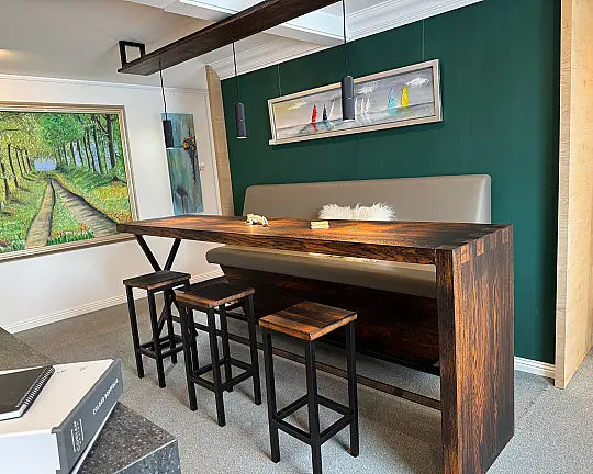 Meeting Point aus massiver Eiche mit induktiven Ladestationen - Stehtisch "Design" aus massiver Eiche mit induktiven Ladestationen