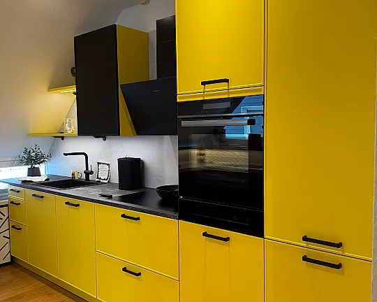 !  Moderne Küche im Industrial-Design, mit Zinkgelben Rahmen-Fronten - Concept 130