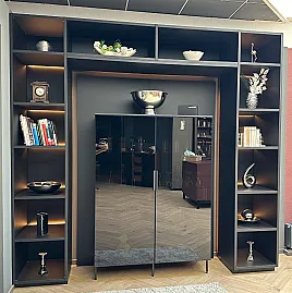 Vitrinenschrank mit Wandregal