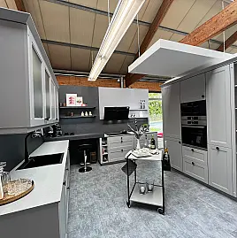 Nordische moderne Landhausküche als Musterküche im Abverkauf