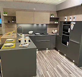 Stylische Küche in grauen Tönen mit Teppan Yaki, Dampfbackofen und Backofen/H