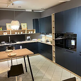 L-Küche in Samtblau Mattlack mit Esstischlösung