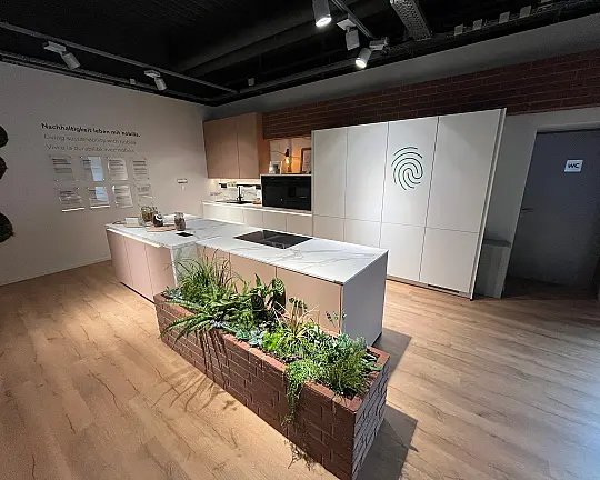Exklusive Messeküche - Lackierte Fronten - Vorführküche - 2x Liebherr Kühl-Gefrier-Kühlschränke - LED-Beleuchtungen - Luxus pur - Inselarbeitsplatte aus Keramik - Senso