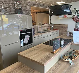 Musterküche: KH-System-Möbel Moderne Küche mit Insel und angebrachter Essgelegenheit