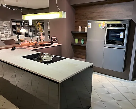 Repräsentative U-Küche mit Theke in Hochlanz Graphit - T623 Laser brillant graphit