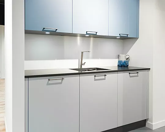 AV6000 Grijs en Blauw - Parallelle keuken met Smeg apparatuur