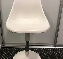 Schöner weiß geschwunger Stuhl - höhenverstellbar - Reduzierte Preise!