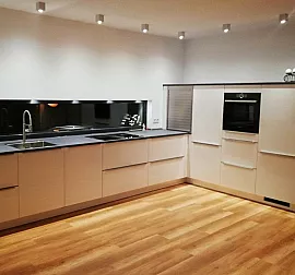 Schöne Küche in weiß hochglanz lackiert - Arbeitsplatte in beton dunkel eingebaut in Herford