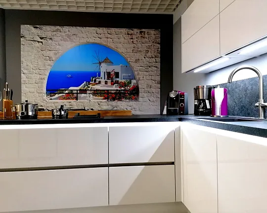 Ausstellungsküche Vorführküchen mit Kochinsel, Sitzgelegenheit, hochwertige Elektrogeräteausstattung und Neolith Arbeitsplatten - Koje 14, Lux alpinweiß hochglanz