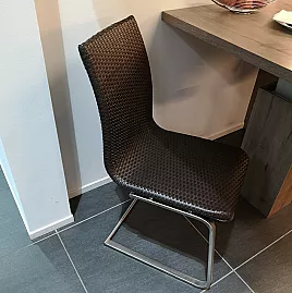 Stuhl mit Sitzfläche in Kunstgeflecht