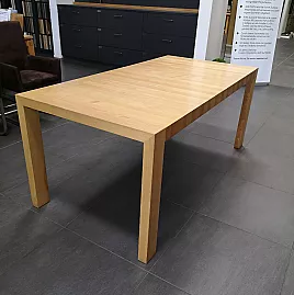 Ausziehbarer Tisch in Esche-Holz