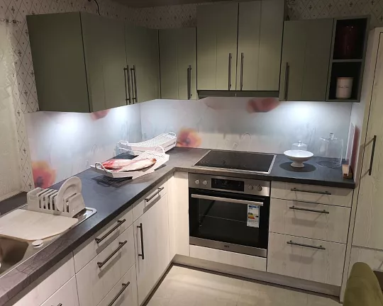 moderne, helle Küche Pinie gekalkt mit Hängeschränken, inkl. Beleuchtung und E-Geräten - Bari