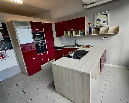 Moderne Hochglanzküche in U-Form (Bordeaux Rot hochglanz) inkusive einer modernen Wohnwand - Moderne Hochglanzküche
