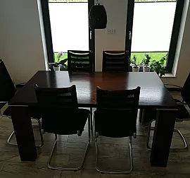 Großer schöner Esstisch aus Echtholz inklusive 5 Stühle