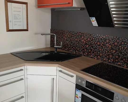 Küche in , Magnolie/Holzoptik mit Stangengriffen und Eckspüle - Modell Nova Magnolie