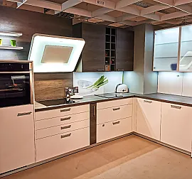 moderne L-Küche in weiß mit Holz