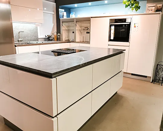 weiße Hochglanz Insel Küche mit Strasser Steinarbeitsplatte - Prisma Trend LU X555