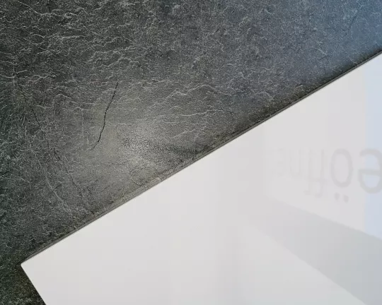 moderne, grifflose Einbauküche - Fino Gloss  UV-Lack hochglanz Kristallgrau, Arbeitsplatte Montanaschiefer Nachbildung
