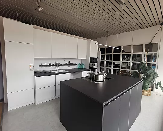 Slice Metal Line XT HPL - Moderne Inselküche mit DEKTON Arbeitsplatte