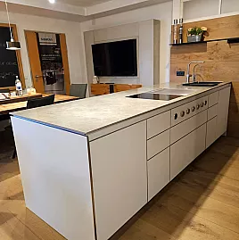 Moderne zeitlose matt weiße Küche in Kombination mit Kupfer Fronten und Keramik Arebeitplatte