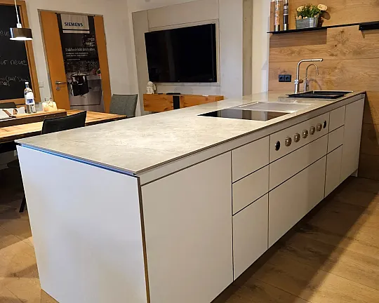Moderne zeitlose matt weiße Küche in Kombination mit Kupfer Fronten und Keramik Arebeitplatte - 6720 SLICE METAL LINE HQF XT