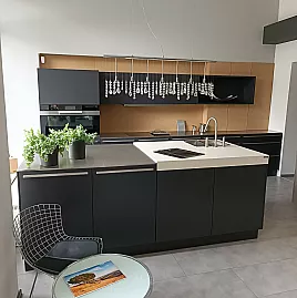 moderne und zeitlose Küche mit Edelstahl Arbeitsfläche und Kochinsel