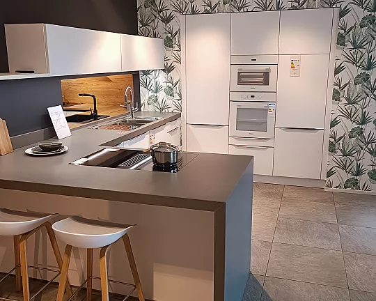 Moderne weiße U-Küche mit Sitzgelegenheit und Miele Geräten - Elementa Systemat AV 2135 kristallweiß Mattlack