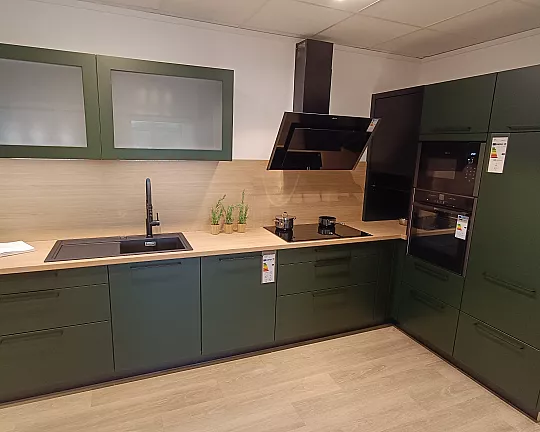 L-Küche mit Neff Geräten - Elementa Systemat AV6000 RAL Tannengrün