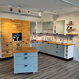 Moderne Küche mit Akzentfronten in Massivholz und Massivholzarbeitsplatte