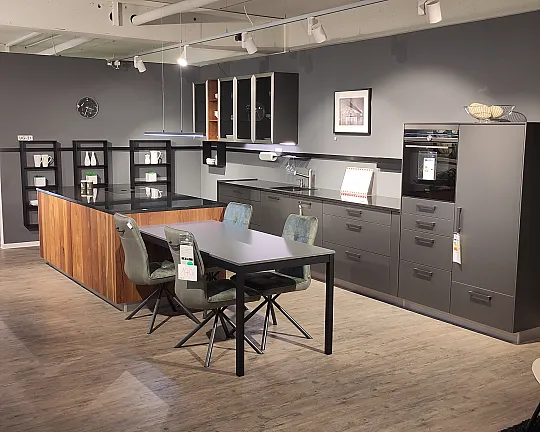 Große Inselküche mit Glasoptik, Echtholzakzenten und Natursteinplatte - 789 Ontario Glas-Optik 937 Titanio matt