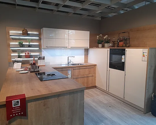 L-Küche mit angesetzter Insel  I  K053 - IL 3330 Magnolia HGL - Chalet Eiche