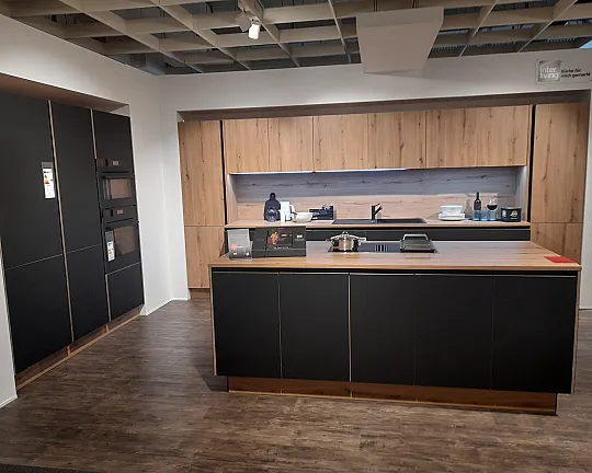 Moderne Küche mit Insel  I  K146 - IL 3320 Schwarz Softmatt - Vulkaneiche