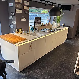 Grifflose Kücheninsel Mattlack weiß mit viel Stauraum und XXL Standkühlschrank