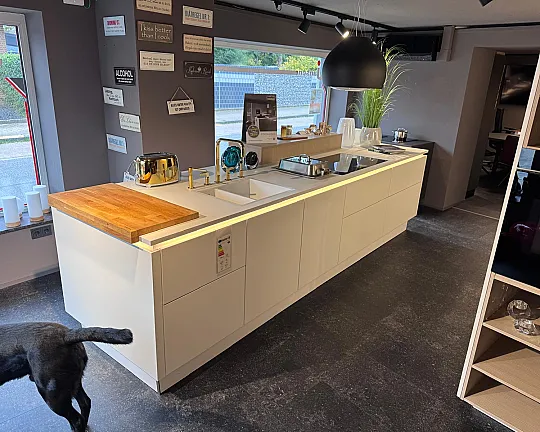 Grifflose Kücheninsel Mattlack weiß mit viel Stauraum und XXL Standkühlschrank - Neo - MatrixOne - Softlack 76W weiß