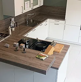 Moderne U-Küche in Kristallweiß