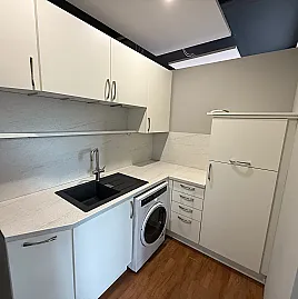 Kleine Büroküche oder Hauswirtschaftsraum