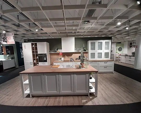 Moderne Landhausküche mit Insel  I  K122 - IL-3640 Weiß