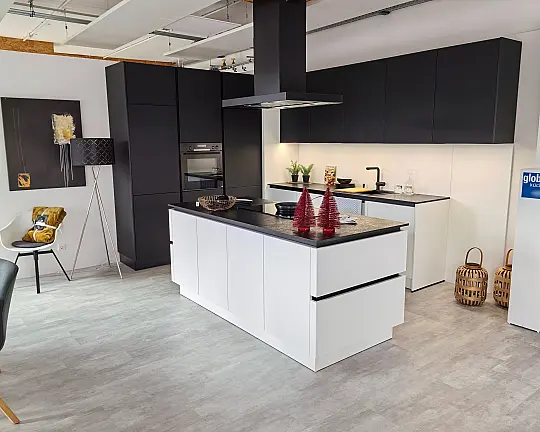 Moderne, grifflose Küche in schwarz/weiß - Base K092 Kristallweiß/ Avola M185 Onyxschwarz