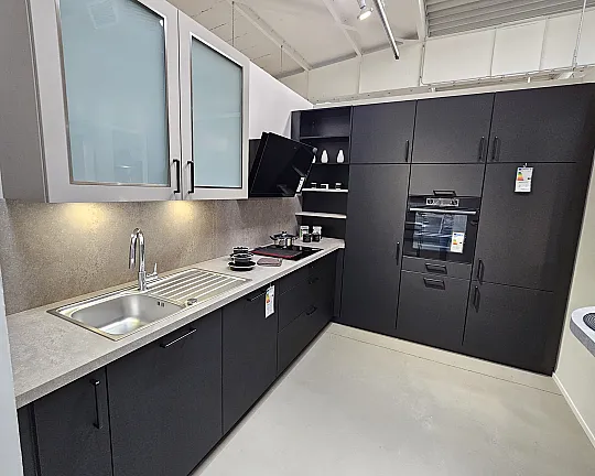 Moderne  L-Küche mit Sitzgelegenheit und Antifingerprintbeschichtung - Jette schwarz seidenmatt