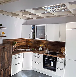 Kleine feine L-Küche in Weiß und Chaleteiche