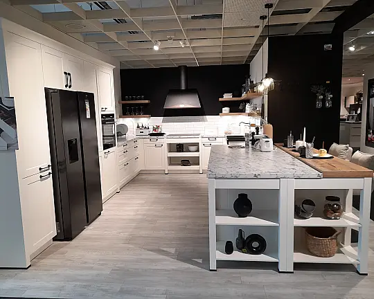 U-Küche im Landhaustil  I  K055 - Vivien - Weiß Satin / AP in Marmor Bianco Optik