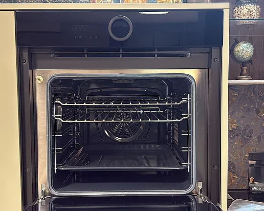 Schwarzer Einbaubackofen mit eigenartigem Design - 6L3LC