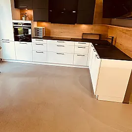 Moderne L-Küche in Weiß mit abgesetzten schwarzen Hängeschränken