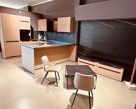 Hochwertige U-Küche mit Theke, Sitzgelegenheit und Wohnwand mit Wohnzimmertisch - Senso Koralle