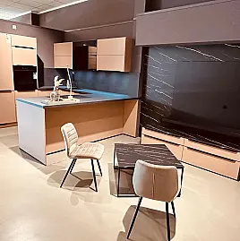 Hochwertige U-Küche mit Theke, Sitzgelegenheit und Wohnwand mit Wohnzimmertisch