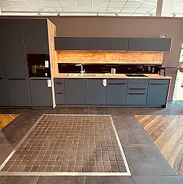 Zeile mit viel Zubehör und Theke  und heraus ziehbaren Tisch