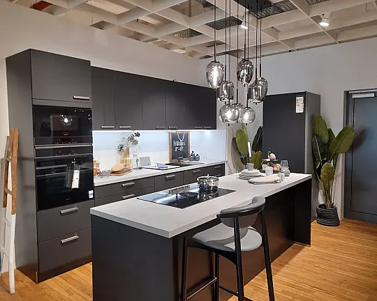 Moderne Küche mit Insel  I  K023 - IL - Schwarz Softmatt - 3340